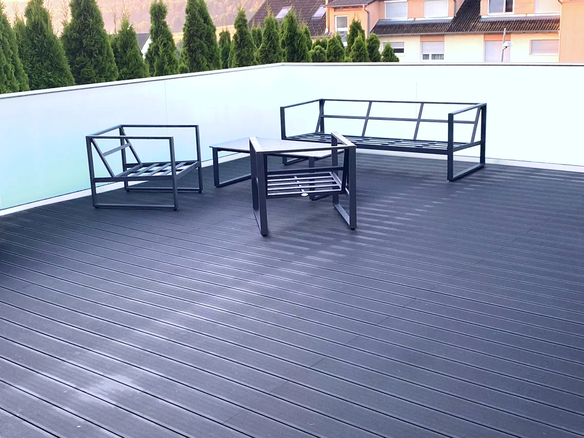 Metallbau-Glasgeländer an einem Balkon